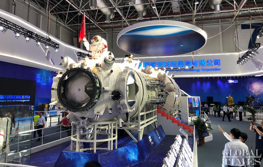 A replica of a core module of Chinese Space Station is displayed at Airshow China 2018. (Photo/Courtesy of China Aerospace Science and Technology Corporation)
Replicas of China\'s manned launch vehicles, space station core modules, new generation of carrier rockets and other spacecraft were debuted at Airshow China 2018 on Monday.