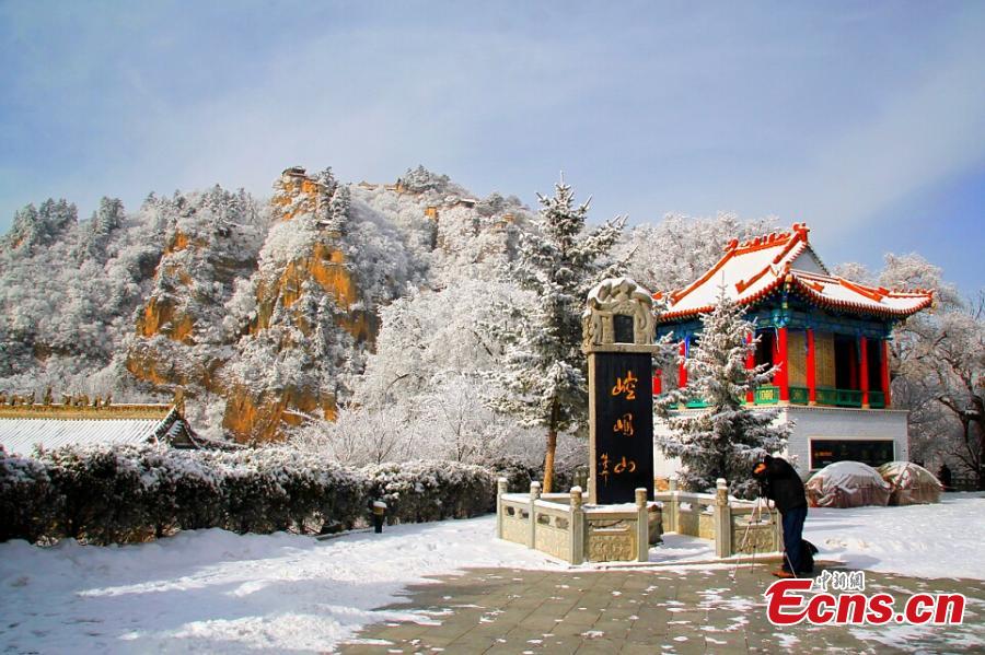 Photo taken on November 5, 2018 shows a view of the snow-covered Kongtong Mountain in Pingliang city, northwest China\'s Gansu Province.(Photo: China News Service/Xu Zhenhua)