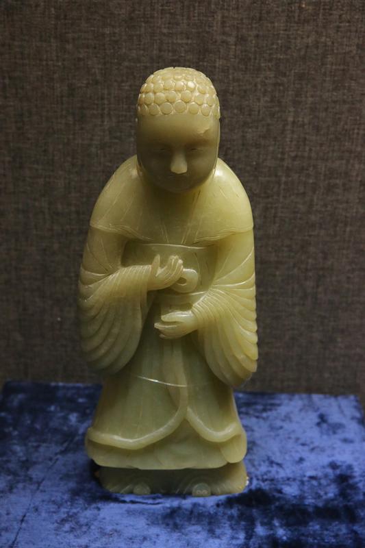 A selection of 93 jades from the holdings of the Summer Palace and the Institute of Qing History of Renmin University are on show at the Summer Palace\'s Dehe Garden through Dec. 8. (Photo/China Daily)
