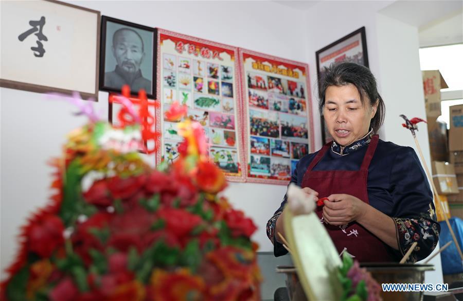Folk artist Li Fengyan works on a sugar sculpture in Shenyang, northeast China\'s Liaoning Province, Nov. 6, 2018. The sugar sculpture of the Li family was listed as an intangible cultural heritage by the city of Shenyang. As the fifth-generation inheritor of her family\'s craft, Li Fengyan is making efforts to pass down the set of sugar-sculpting know-hows to her apprentices. (Xinhua/Yang Qing)