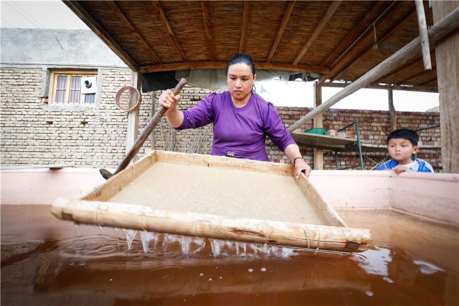 The handmade mulberry paper in Xinjiang Uygur autonomous region exemplifies the traditional Chinese paper-making technique. Known for its resilience and high corrosion resistance, it documents many ancient cultural exchanges between China and countries in Asia and Europe. In recent years, many artists use this paper as canvas to bring this cultural heritage back into the public eye. (Photo provided to chinadaily.com.cn)