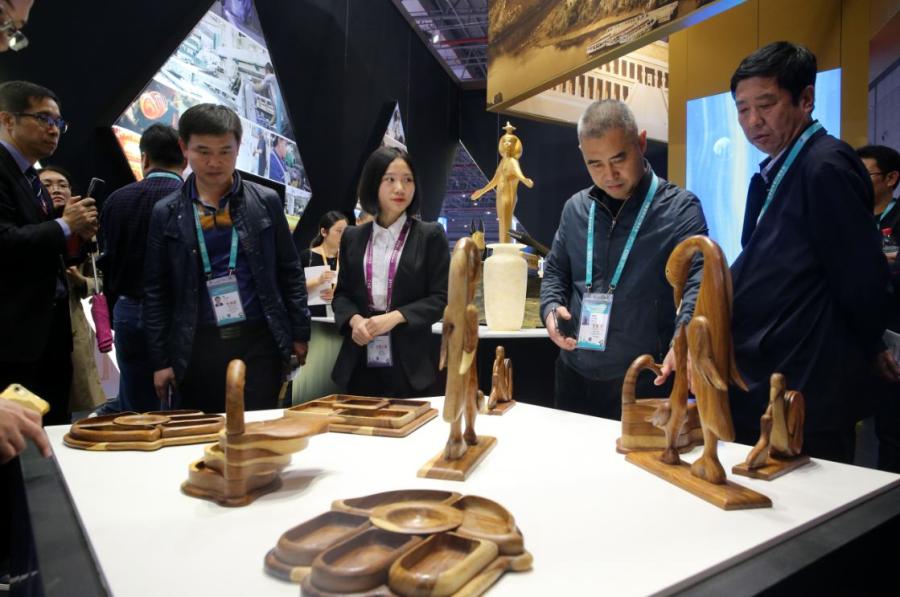 Egypt
As a country involved in the Belt and Road Initiative, Egypt has collaborated with China to establish the China-Egypt Suez Economic and Trade Cooperation Zone. (Photo/China Daily)
According to statistics from the General Administration of Customs, import and export volume between Egypt and China reached more than $10.83 billion in 2017. Egypt\'s exports to China amounted to $1.34 billion and the country\'s imports from China totaled more than $9.49 billion.
China has become Egypt\'s largest source of imports, and China jumped to the ninth place on the rankings of Egypt\'s export destinations, compared to the 14th in the previous year.
About 40 companies from Egypt participate in the CIIE. Their exhibits cover a wide range of fields, including pharmaceuticals, crafts, clothing, textiles, among others.
Egyptian fruit, including oranges and grapes, are also exhibited.