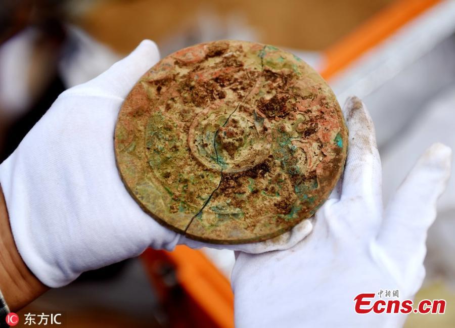 Archaeologists in central China\'s Henan Province on Tuesday poured liquid out of a bronze pot unearthed from a Western Han Dynasty (202 BC to AD 8) tomb into a measuring glass, which gave off an aroma of rich wine. \
