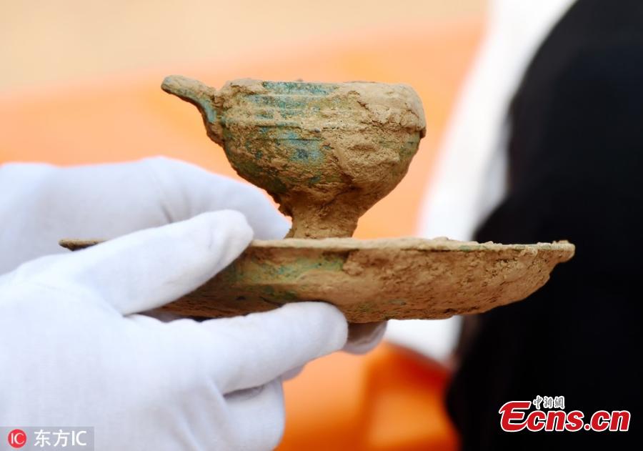 Archaeologists in central China\'s Henan Province on Tuesday poured liquid out of a bronze pot unearthed from a Western Han Dynasty (202 BC to AD 8) tomb into a measuring glass, which gave off an aroma of rich wine. \