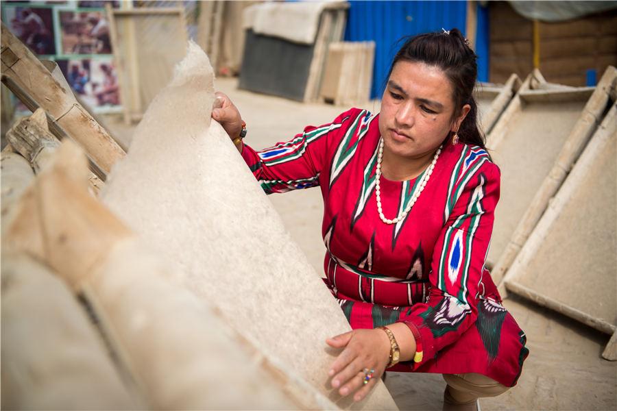 The handmade mulberry paper in Xinjiang Uygur autonomous region exemplifies the traditional Chinese paper-making technique. Known for its resilience and high corrosion resistance, it documents many ancient cultural exchanges between China and countries in Asia and Europe. In recent years, many artists use this paper as canvas to bring this cultural heritage back into the public eye. (Photo provided to chinadaily.com.cn)