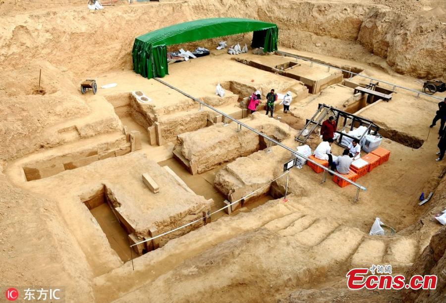 Archaeologists in central China\'s Henan Province on Tuesday poured liquid out of a bronze pot unearthed from a Western Han Dynasty (202 BC to AD 8) tomb into a measuring glass, which gave off an aroma of rich wine. \