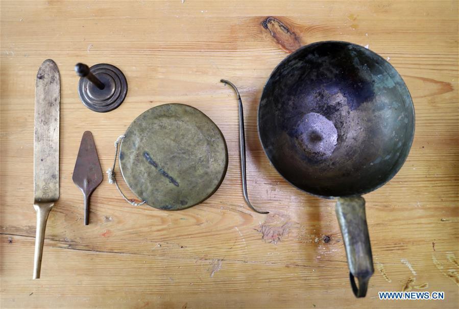 Photo taken on Nov. 6, 2018 shows the sugar sculpting tools used by folk artist Li Fengyan in Shenyang, northeast China\'s Liaoning Province. The sugar sculpture of the Li family was listed as an intangible cultural heritage by the city of Shenyang. As the fifth-generation inheritor of her family\'s craft, Li Fengyan is making efforts to pass down the set of sugar-sculpting know-hows to her apprentices. (Xinhua/Yang Qing)