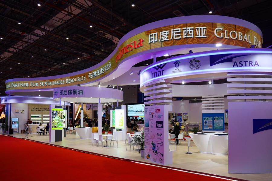 Indonesia
Bilateral economic and trade cooperation between China and Indonesia, the largest economy in the Association of Southeast Asian Nations, has developed smoothly in recent years, and China has been Indonesia\'s largest trading partner for seven consecutive years. (Photo/Xinhua)
In 2017, bilateral trade between the two countries reached $63.3 billion, a year-on-year increase of 18.3 percent. China\'s exports to Indonesia amounted to $34.77 billion, and China\'s import value from the country was $28.55 billion.
Indonesia is also an important participant in the Belt and Road Initiative. Since the two countries reached an agreement on the 142-km-long Jakarta-Bandung high-speed railway, the first such railway in Indonesia and China\'s first overseas high-speed rail project, China\'s investment in Indonesia has more than doubled.
Altogether 32 companies from Indonesia participate in the CIIE. The country\'s trade authority said they exhibit various export commodities, such as bird\'s nest, palm oil and motor vehicles, and hoped to highlight some products, such as coffee, which have the potential to enter the Chinese market on a large scale.