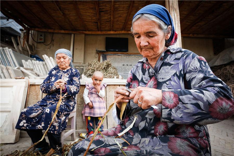 The handmade mulberry paper in Xinjiang Uygur autonomous region exemplifies the traditional Chinese paper-making technique. Known for its resilience and high corrosion resistance, it documents many ancient cultural exchanges between China and countries in Asia and Europe. In recent years, many artists use this paper as canvas to bring this cultural heritage back into the public eye. (Photo provided to chinadaily.com.cn)