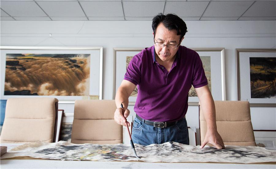 The handmade mulberry paper in Xinjiang Uygur autonomous region exemplifies the traditional Chinese paper-making technique. Known for its resilience and high corrosion resistance, it documents many ancient cultural exchanges between China and countries in Asia and Europe. In recent years, many artists use this paper as canvas to bring this cultural heritage back into the public eye. (Photo provided to chinadaily.com.cn)