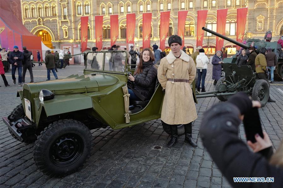 People attend a rally to mark the 101st anniversary of Russia\'s 1917 October Revolution, in Moscow, Russia, Nov. 7, 2018. (Xinhua/Bai Xueqi)