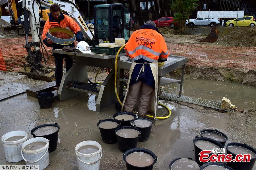 Archaeologists from INRAP (National Institute of Preventive Archaeological Research) excavate a construction site near the train station of Angouleme, southwest France on November 7, 2018 where important prehistoric discoveries have been made. - On this site of some 2000 square meters, the excavations covers several prehistoric periods starting 11,500 years ago to 8500 years before the Common Era (BCE).(Photo/Agencies)