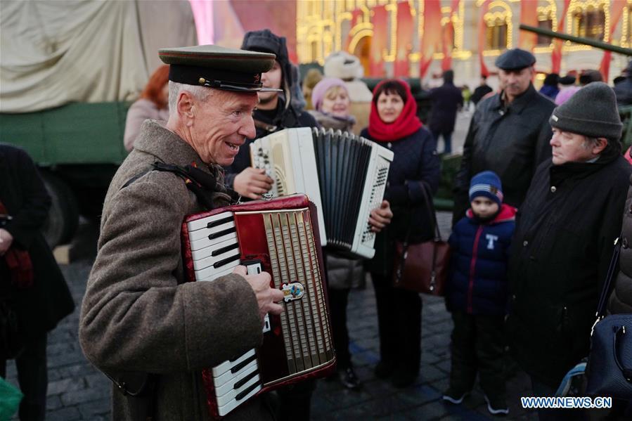 An actor sings songs to mark the 101st anniversary of Russia\'s 1917 October Revolution, in Moscow, Russia, Nov. 7, 2018. (Xinhua/Bai Xueqi)