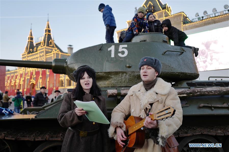 Actors sing songs to mark the 101st anniversary of Russia\'s 1917 October Revolution, in Moscow, Russia, Nov. 7, 2018. (Xinhua/Bai Xueqi)
