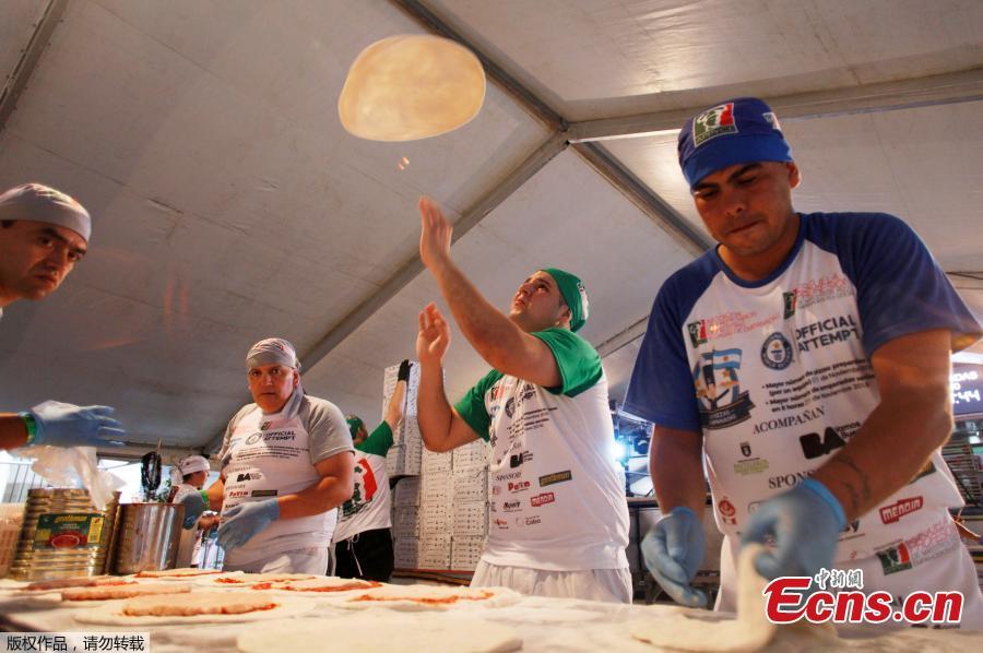 Argentine chefs cook up thousands of pizzas in an attempt to enter the Guinness World Records of the Largest number of pizzas prepared in 12 hours by a team, in Buenos Aires, Argentina November 11, 2018. (Photo/Agencies)