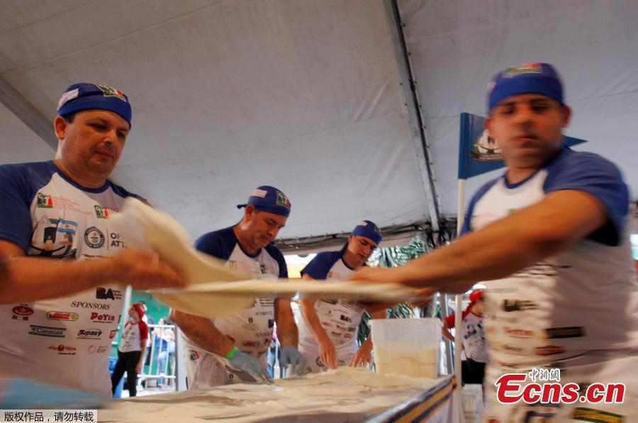 Argentine chefs cook up thousands of pizzas in an attempt to enter the Guinness World Records of the Largest number of pizzas prepared in 12 hours by a team, in Buenos Aires, Argentina November 11, 2018. (Photo/Agencies)