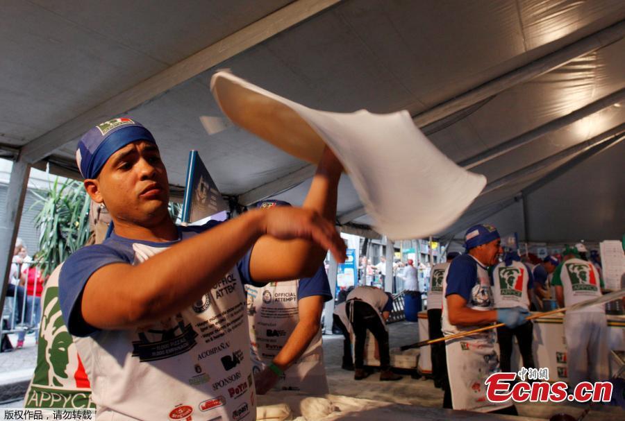 Argentine chefs cook up thousands of pizzas in an attempt to enter the Guinness World Records of the Largest number of pizzas prepared in 12 hours by a team, in Buenos Aires, Argentina November 11, 2018. (Photo/Agencies)