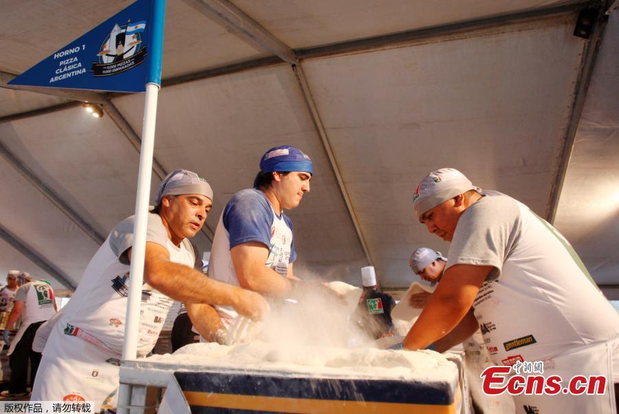 Argentine chefs cook up thousands of pizzas in an attempt to enter the Guinness World Records of the Largest number of pizzas prepared in 12 hours by a team, in Buenos Aires, Argentina November 11, 2018. (Photo/Agencies)
