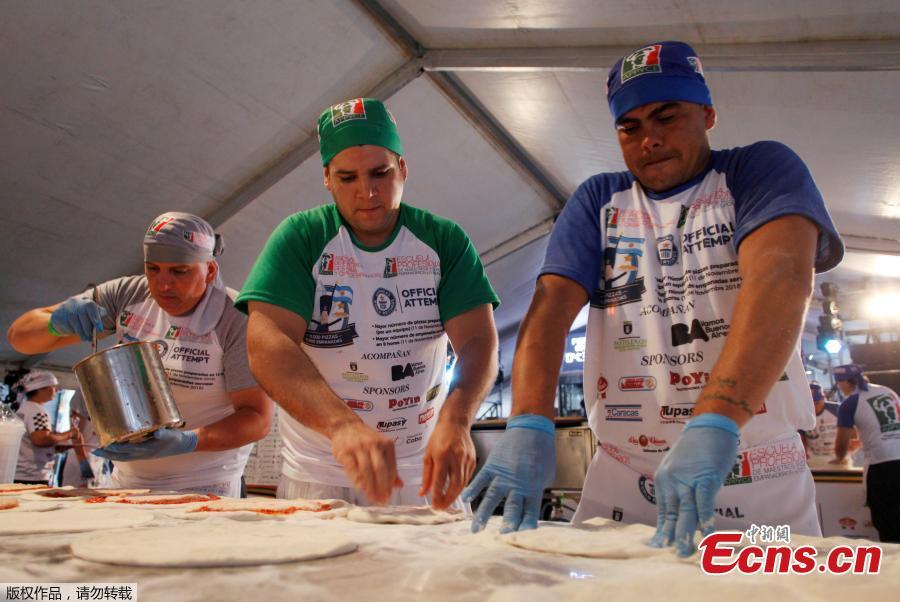 Argentine chefs cook up thousands of pizzas in an attempt to enter the Guinness World Records of the Largest number of pizzas prepared in 12 hours by a team, in Buenos Aires, Argentina November 11, 2018. (Photo/Agencies)