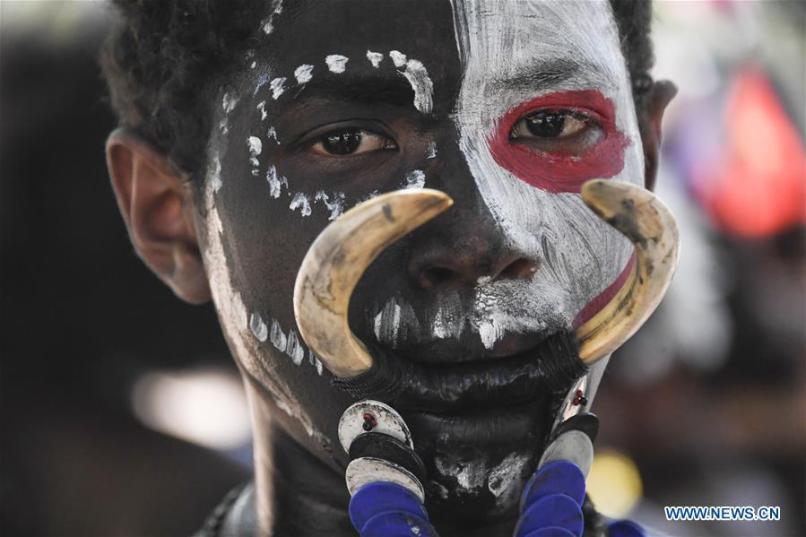Photo taken on Nov. 12, 2018 shows a student performing local traditional dance in Port Moresby, Papua New Guinea. Leaders from the Asia-Pacific economies are gathering in Port Moresby, the capital of Papua New Guinea for the Asia-Pacific Economic Cooperation (APEC) Leaders\' Week on Nov. 12-18. (Xinhua/Lui Siu Wai)