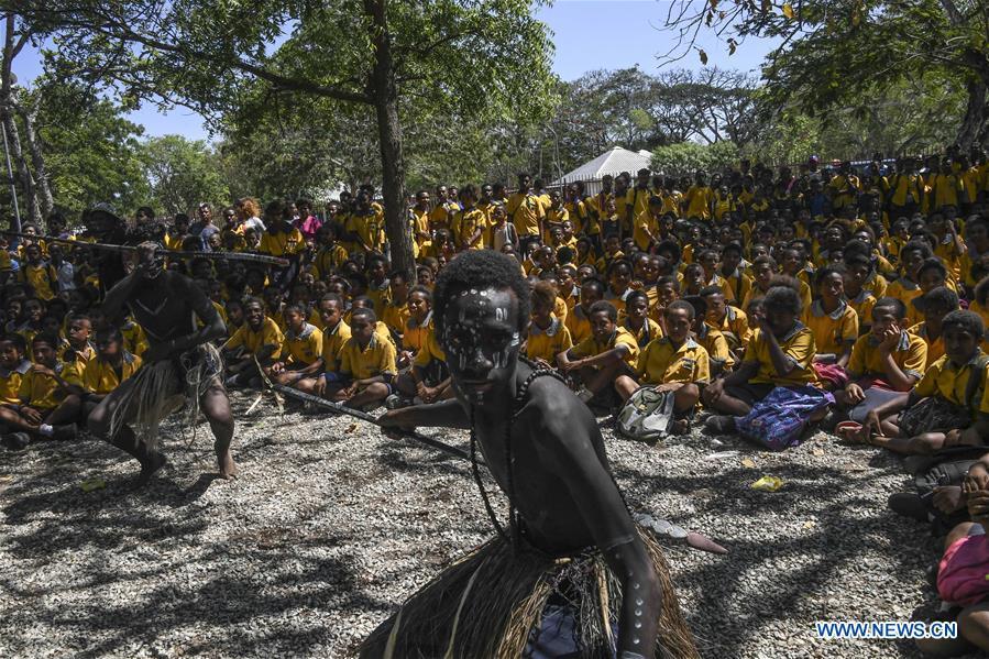 Students watch local traditional dance performance in Port Moresby, Papua New Guinea, on Nov. 12, 2018. Leaders from the Asia-Pacific economies are gathering in Port Moresby, the capital of Papua New Guinea for the Asia-Pacific Economic Cooperation (APEC) Leaders\' Week on Nov. 12-18. (Xinhua/Lui Siu Wai)