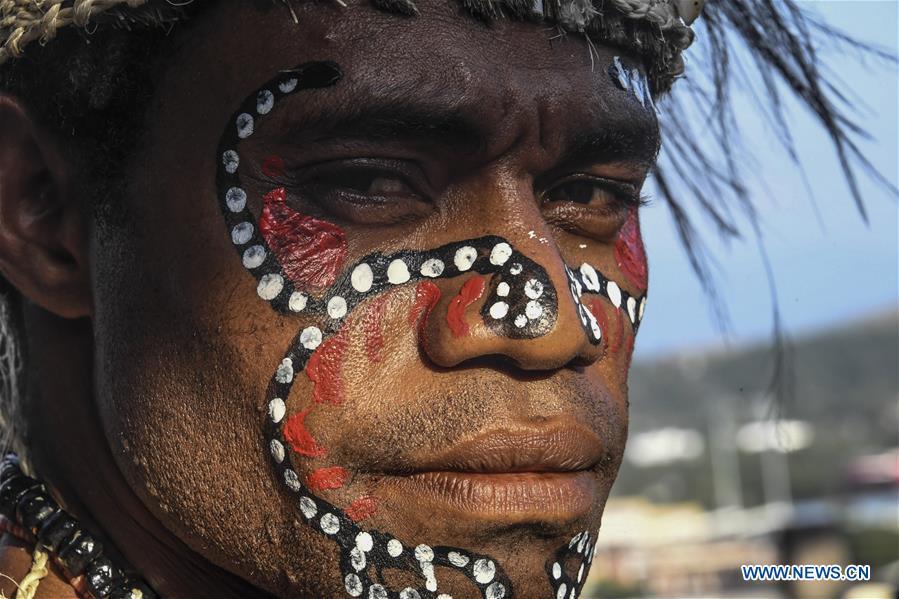 Photo taken on Nov. 12, 2018 shows a performer of local traditional dance in Port Moresby, Papua New Guinea. Leaders from the Asia-Pacific economies are gathering in Port Moresby, the capital of Papua New Guinea for the Asia-Pacific Economic Cooperation (APEC) Leaders\' Week on Nov. 12-18. (Xinhua/Lui Siu Wai)