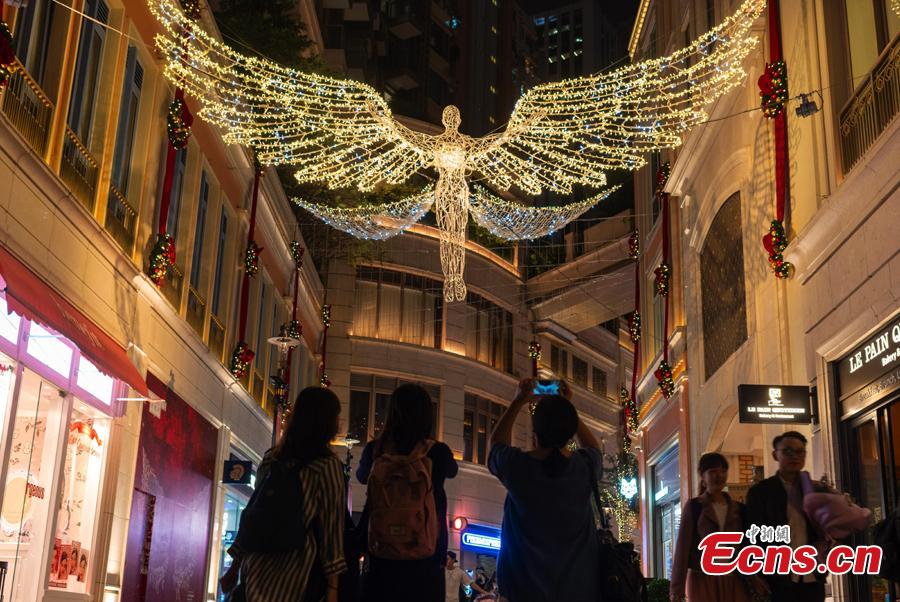 Visitors take photos of the iconic \'Spirit of Christmas\' at Lee Tung Avenue in Hong Kong, Nov. 19, 2018. With one month to go until Christmas, Lee Dong Street in Hong Kong introduced the famous Regent Street Christmas lighting from London for the first time this year . (Photo: China News Service/Zhang Wei)
