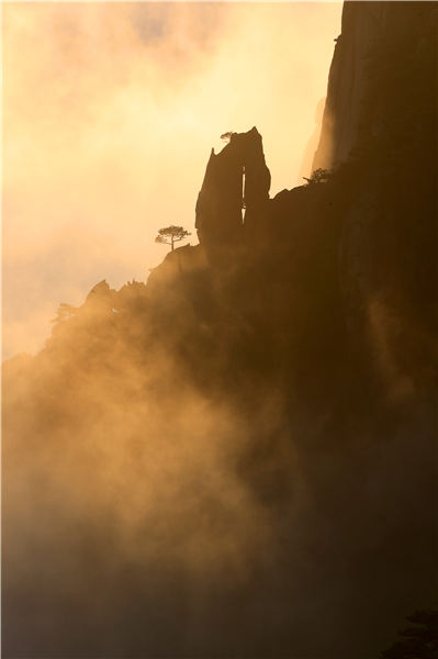 Huangshan Mountain welcomed its first cloud sea spectacle of the winter on Nov 19, 2018. The ever-changing clouds reflect the glimmer of sunset, forming a magnificent landscape. (Photo/Asianewsphoto)