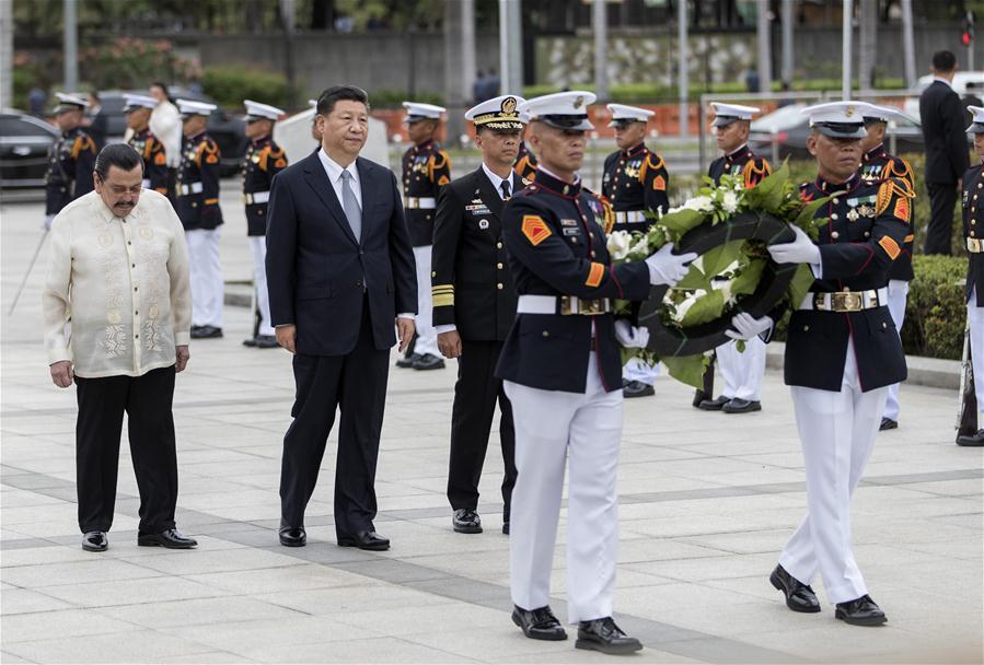 Chinese President Xi Jinping presents a wreath to the monument of Philippine national hero Jose Rizal in Manila, the Philippines, Nov. 20, 2018. (Xinhua/Fei Maohua)