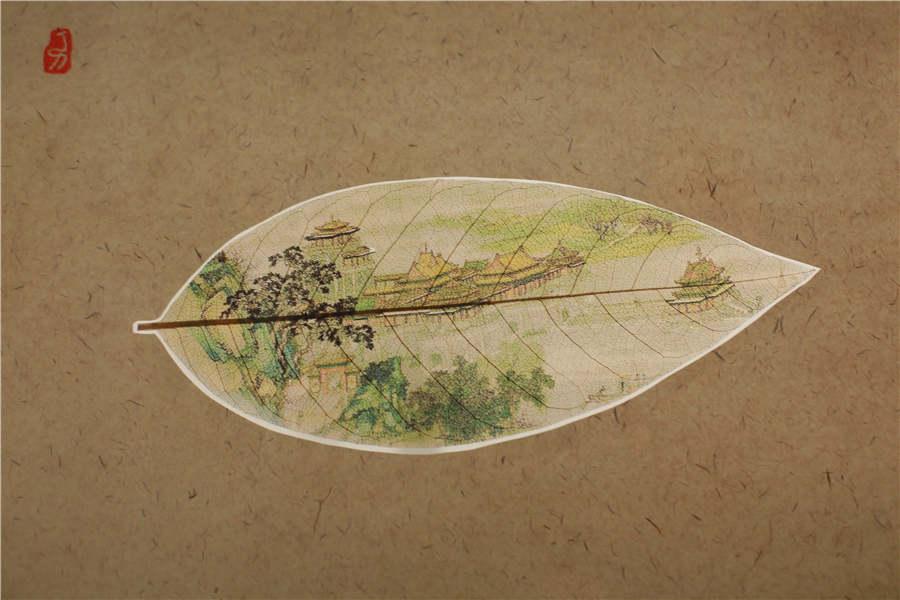 A detailed view of Ding Li\'s leaf painting Along the River During the Qingming Festival. (Photo provided to chinadaily.com.cn)
