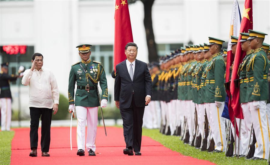 Chinese President Xi Jinping, accompanied by his Philippine counterpart Rodrigo Duterte, inspects the guard of honor in Manila, the Philippines, Nov. 20, 2018. Xi attended a welcome ceremony held by Duterte before their talks on Tuesday. (Xinhua/Huang Jingwen)