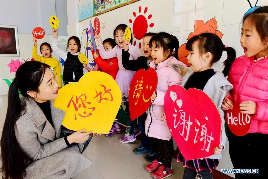 Children show greeting cards made to mark the World Hello Day which falls on Nov. 21 annually at a kindergarten at Qingzhou City, east China\'s Shandong Province. (Xinhua/Wang Jilin)