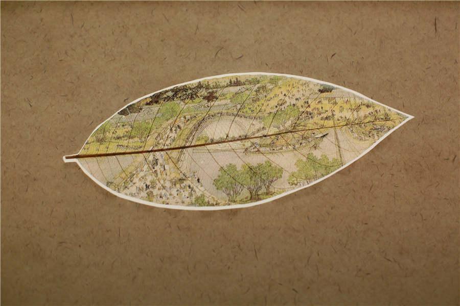 A detailed view of Ding Li\'s leaf painting Along the River During the Qingming Festival. (Photo provided to chinadaily.com.cn)