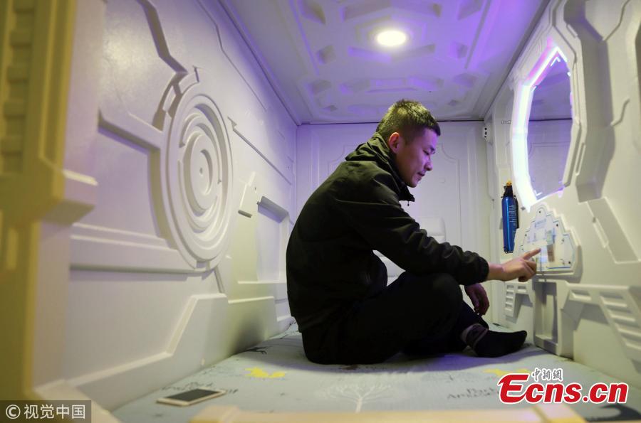 The Henan University No 1 Hospital in the city of Luoyang, Henan province has introduced a special area with sleeping pods for the family members of overnight patients. Family members at the hospital are allowed to stay for free and can get a key to a room containing 10 capsule pods, after approval from a nurse on duty. Each capsule, which is some two metres long and one metre wide and high, comes equipped with a phone so that visitors can speak to a member of medical staff at any time - even if it\'s in the early hours. There are also lockable storage cupboards for valuables, and a public area for people to sit and watch television. (Photo/VCG)