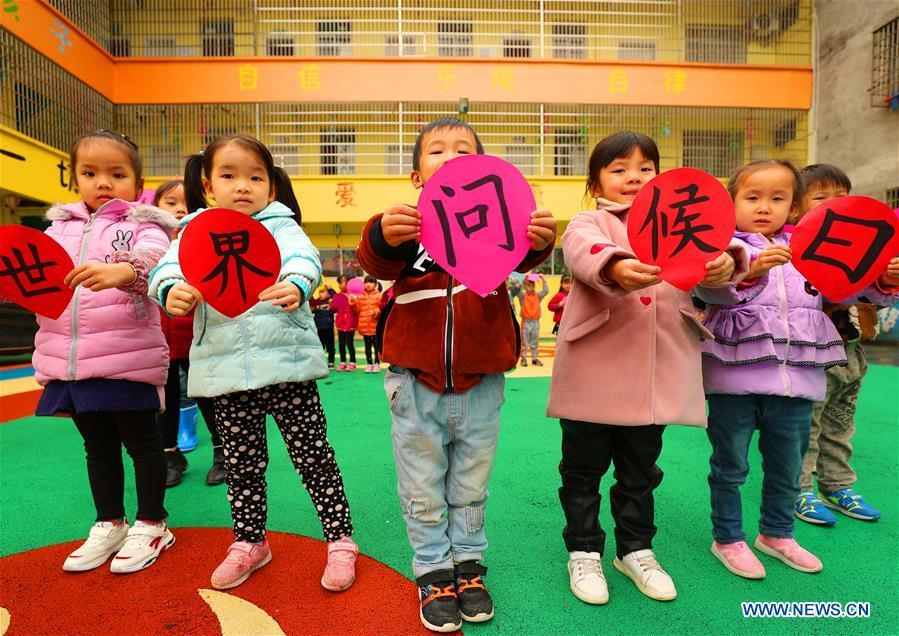 Children show greeting cards made to mark the World Hello Day which falls on Nov. 21 annually at a kindergarten at Taihe County, east China\'s Jiangxi Province. (Xinhua/Deng Heping)