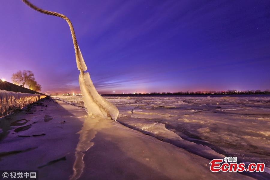 The photo shows the partially frozen Songhua River in Harbin, northeast China\'s Heilongjiang province, Nov. 22 2018. The river began freezing up due to temperature plummeting recently. (Photo/VCG)