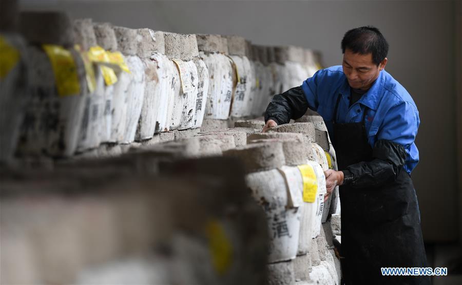 A worker arranges the rice wine jars at Shaoxing Nuerhong Winery Company in Shaoxing, east China\'s Zhejiang Province, Nov. 21, 2018. The company maintains its traditional rice wine brewing method, which is composed of nearly 20 processing steps. (Xinhua/Weng Xinyang)