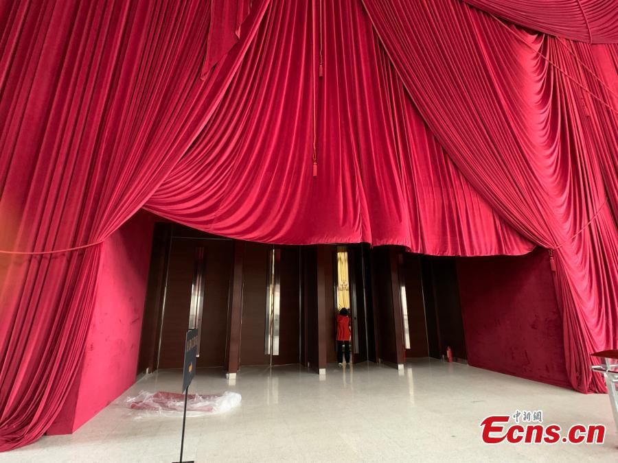 Decorations are under demolition at show field of Dolce & Gabbana in Shanghai on November 22, 2018. The Italian fashion brand canceled its show in Shanghai hours before it was scheduled to get underway on Wednesday evening. Before the cancellation, a long list of Chinese celebrities, including the company\'s brand ambassador in China, singer-actor Wang Junkai, announced they would not attend the show. On Sunday, a short video was posted on Dolce& Gabbana\'s Instagram and Sina Weibo accounts, apparently intended to promote the upcoming Shanghai show. (Photo: China News Service/ Kang Yuzhan)