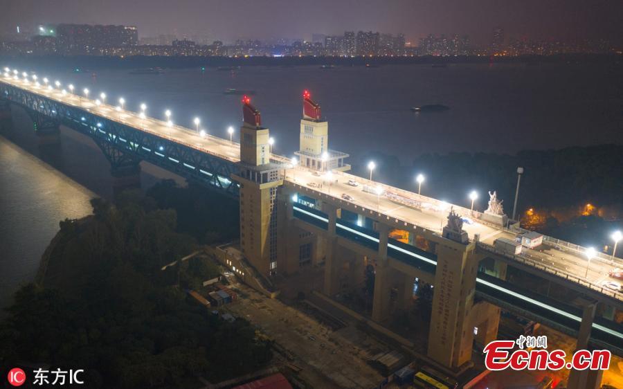 Magnolia-shaped lamps on the Nanjing Yangtze River Bridge are lighted up during a test on November 21, 2018. It is the first time those lamps are turned since the bridge was closed for a maintenance. The bulbs will also be replaced from the previous high-pressure sodium lamps into LED lamps which are more energy-efficient and has a longer-life. (Photo/IC)