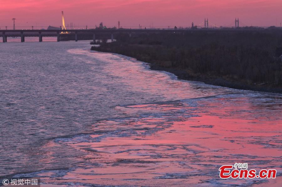 The photo shows the partially frozen Songhua River in Harbin, northeast China\'s Heilongjiang province, Nov. 22 2018. The river began freezing up due to temperature plummeting recently. (Photo/VCG)