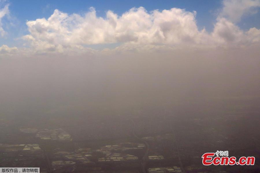 Clouds can be seen above a dust storm as it descends upon the city of Sydney in Australia, November 22, 2018. Picture taken through the window. (Photo/Agencies)