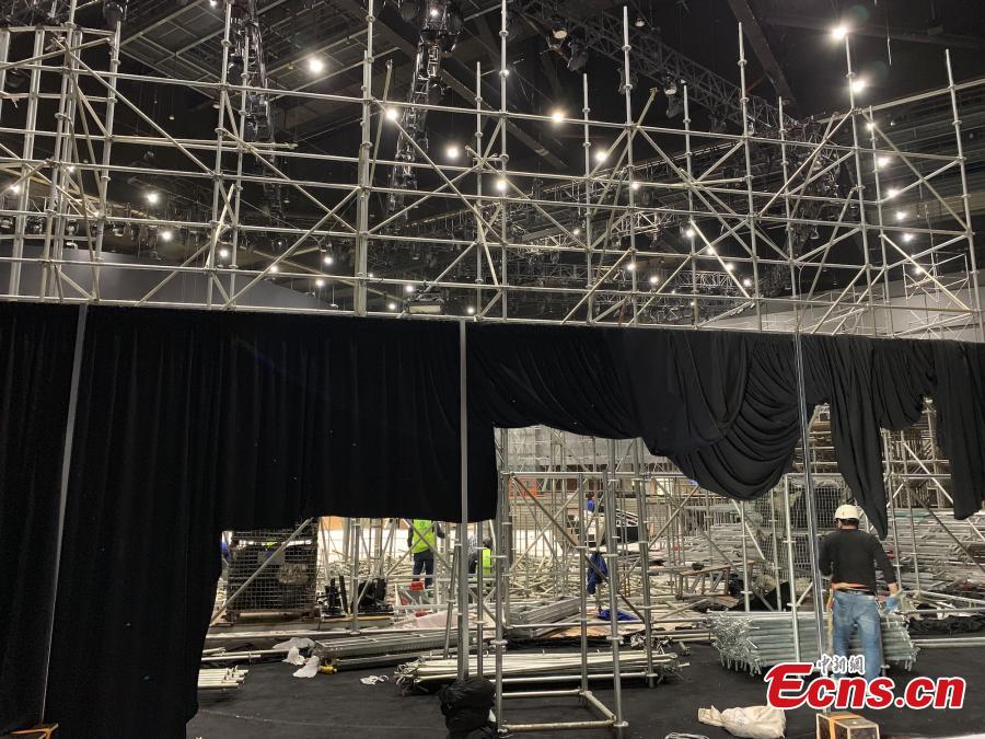 Decorations are under demolition at show field of Dolce & Gabbana in Shanghai on November 22, 2018. The Italian fashion brand canceled its show in Shanghai hours before it was scheduled to get underway on Wednesday evening. Before the cancellation, a long list of Chinese celebrities, including the company\'s brand ambassador in China, singer-actor Wang Junkai, announced they would not attend the show. On Sunday, a short video was posted on Dolce& Gabbana\'s Instagram and Sina Weibo accounts, apparently intended to promote the upcoming Shanghai show. (Photo: China News Service/ Kang Yuzhan)