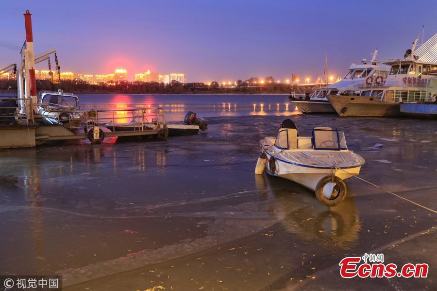 The photo shows the partially frozen Songhua River in Harbin, northeast China\'s Heilongjiang province, Nov. 22 2018. The river began freezing up due to temperature plummeting recently. (Photo/VCG)