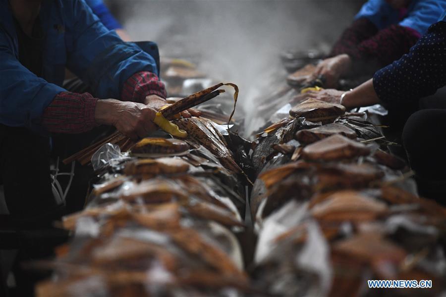 Workers seal the rice wine jars with leaves of lotus and bamboo at Shaoxing Nuerhong Winery Company in Shaoxing, east China\'s Zhejiang Province, Nov. 21, 2018. The company maintains its traditional rice wine brewing method, which is composed of nearly 20 processing steps. (Xinhua/Weng Xinyang)