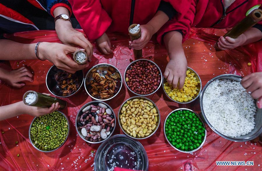 Children use azuki bean, corn and glutinous rice to make a kind of traditional food during an activity at a kindergarten in Lijiaxiang Township of Changxing County, east China\'s Zhejiang Province, Nov. 21, 2018. The activity was held Wednesday to greet the light snow, one of the 24 solar terms of the Chinese lunar calendar. (Xinhua/Xu Yu)