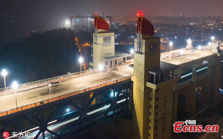 Magnolia-shaped lamps on the Nanjing Yangtze River Bridge are lighted up during a test on November 21, 2018. It is the first time those lamps are turned since the bridge was closed for a maintenance. The bulbs will also be replaced from the previous high-pressure sodium lamps into LED lamps which are more energy-efficient and has a longer-life. (Photo/IC)