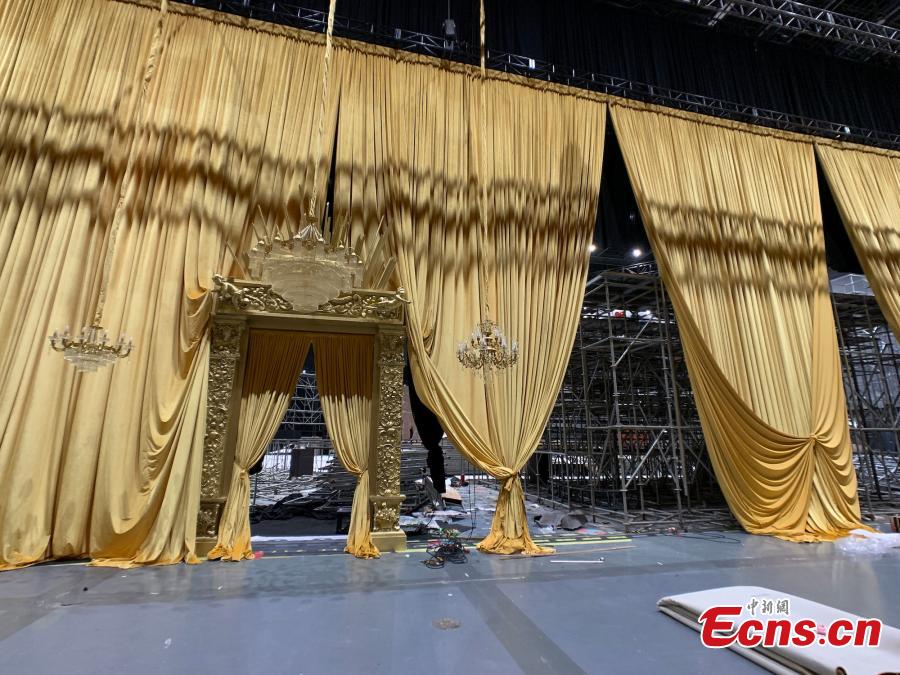 Decorations are under demolition at show field of Dolce & Gabbana in Shanghai on November 22, 2018. The Italian fashion brand canceled its show in Shanghai hours before it was scheduled to get underway on Wednesday evening. Before the cancellation, a long list of Chinese celebrities, including the company\'s brand ambassador in China, singer-actor Wang Junkai, announced they would not attend the show. On Sunday, a short video was posted on Dolce& Gabbana\'s Instagram and Sina Weibo accounts, apparently intended to promote the upcoming Shanghai show. (Photo: China News Service/ Kang Yuzhan)