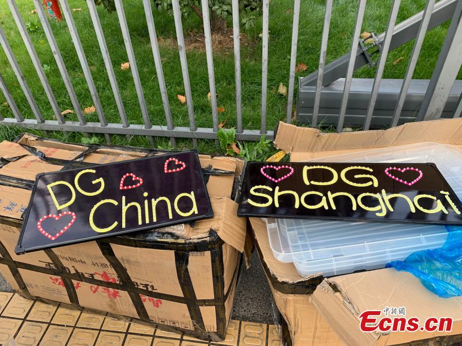 Decorations are under demolition at show field of Dolce & Gabbana in Shanghai on November 22, 2018. The Italian fashion brand canceled its show in Shanghai hours before it was scheduled to get underway on Wednesday evening. Before the cancellation, a long list of Chinese celebrities, including the company\'s brand ambassador in China, singer-actor Wang Junkai, announced they would not attend the show. On Sunday, a short video was posted on Dolce& Gabbana\'s Instagram and Sina Weibo accounts, apparently intended to promote the upcoming Shanghai show. (Photo: China News Service/ Kang Yuzhan)