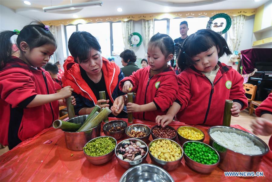 Children use azuki bean, corn and glutinous rice to make a kind of traditional food during an activity at a kindergarten in Lijiaxiang Township of Changxing County, east China\'s Zhejiang Province, Nov. 21, 2018. The activity was held Wednesday to greet the light snow, one of the 24 solar terms of the Chinese lunar calendar. (Xinhua/Xu Yu)
