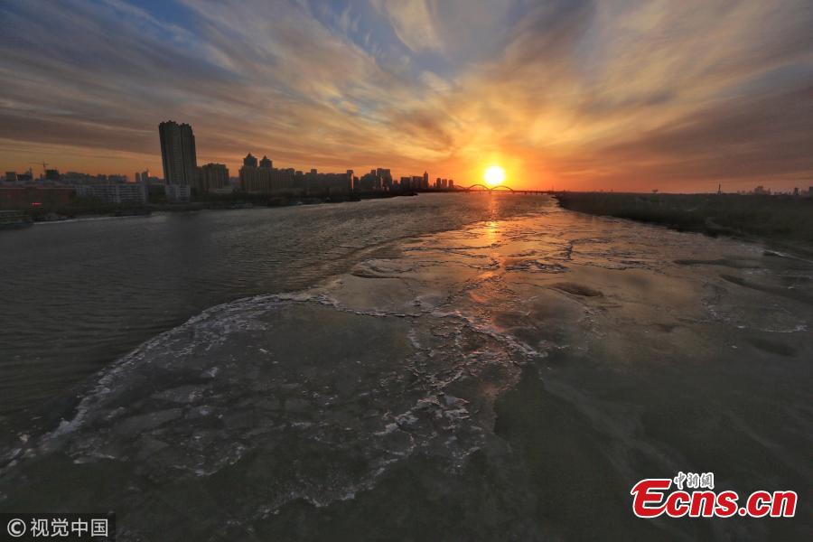 The photo shows the partially frozen Songhua River in Harbin, northeast China\'s Heilongjiang province, Nov. 22 2018. The river began freezing up due to temperature plummeting recently. (Photo/VCG)